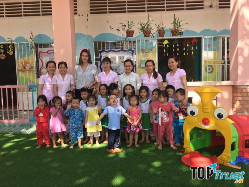 Cô và trò Trường Mầm non Hồng Hà Cần Thơ