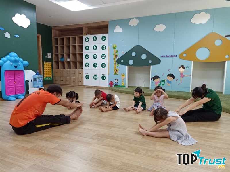 Đối với trẻ mẫu giáo được học đầy đủ các môn: Toán, Văn học, Tạo hình, Âm nhạc, Thể dục. Môn tiếng Anh là môn học được nhà trường đặc biệt quan tâm