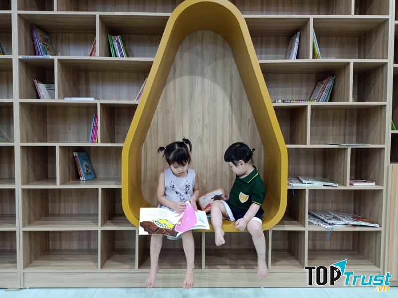 Trẻ được giao lưu với các bạn đồng trang lứa và cộng đồng bên ngoài gia đình và nhà trường