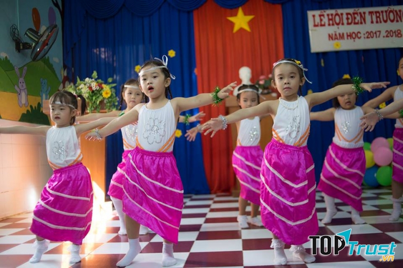 Trẻ được trải nghiệm thực tế, được thực hành, làm thí nghiệm để khám phá thế giới muôn màu thông qua các chương trình học tập bổ ích, sinh động và lý thú