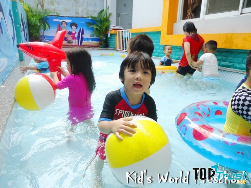 Trường có bể bơi giúp bé có thể học bơi cũng như phát triển cơ thể