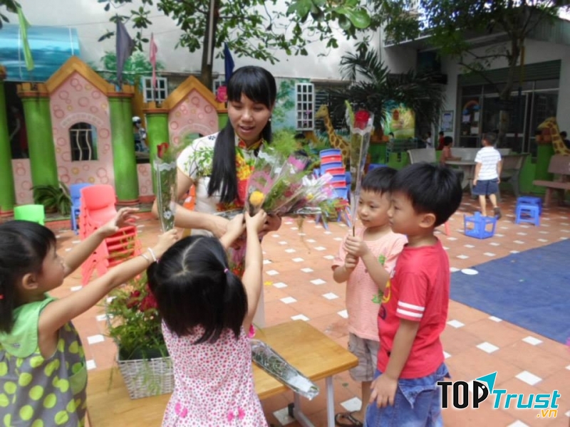Cô và trò Trường Mầm non Phù Đổng