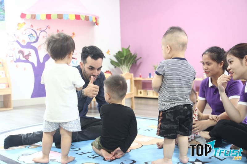 Môi trường giao tiếp, học tập giúp con nâng cao khả năng ngoại ngữ với giáo viên nước ngoài