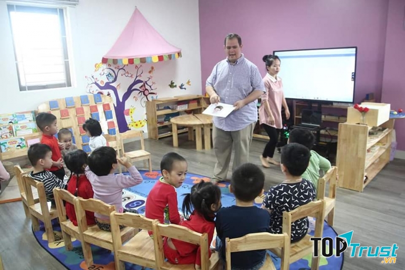 Môi trường giao tiếp, học tập giúp con nâng cao khả năng ngoại ngữ với giáo viên nước ngoài
