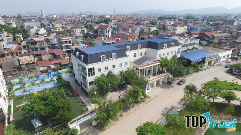 Hoa Trạng Nguyên nằm tọa lạc trên khu đất rộng, thoáng mát, hiện đại, yên tĩnh, đáp ứng đạt chuẩn mầm non chất lượng cao