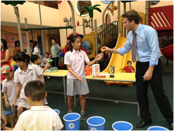 Ngoài trang thiết bị hiện đại phục vụ cho việc giảng dạy và học tập, nhà trường còn có các tiện ích khác như hồ bơi, sân bóng đá, đường chạy bộ, khu vực trò chơi...