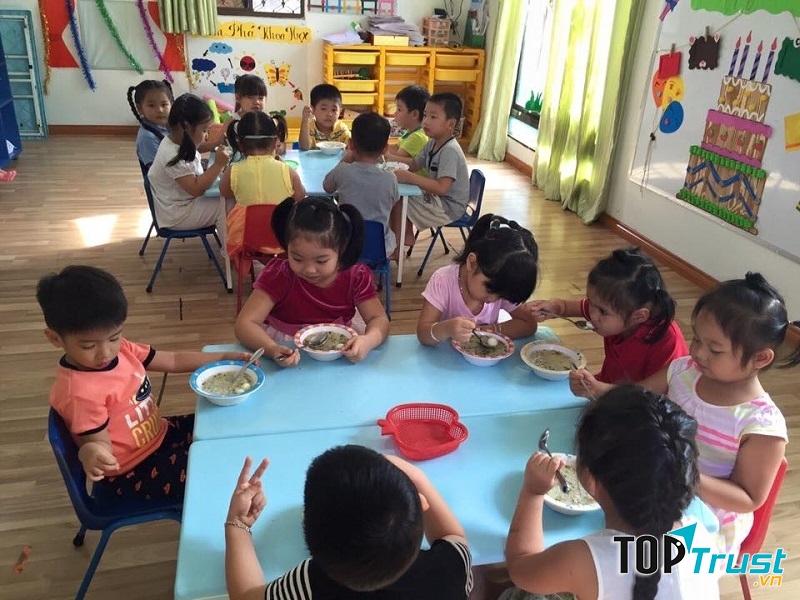 Trẻ được chăm sóc từ bữa ăn cho đến giấc ngủ