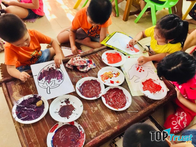 Các môn năng khiếu sẽ được tích hợp trong chương trình học. Các con được tiếp xúc với: Âm nhạc, Mỹ thuật, Yoga, Nấu ăn, Tiếng Anh với giáo viên bản ngữ ...