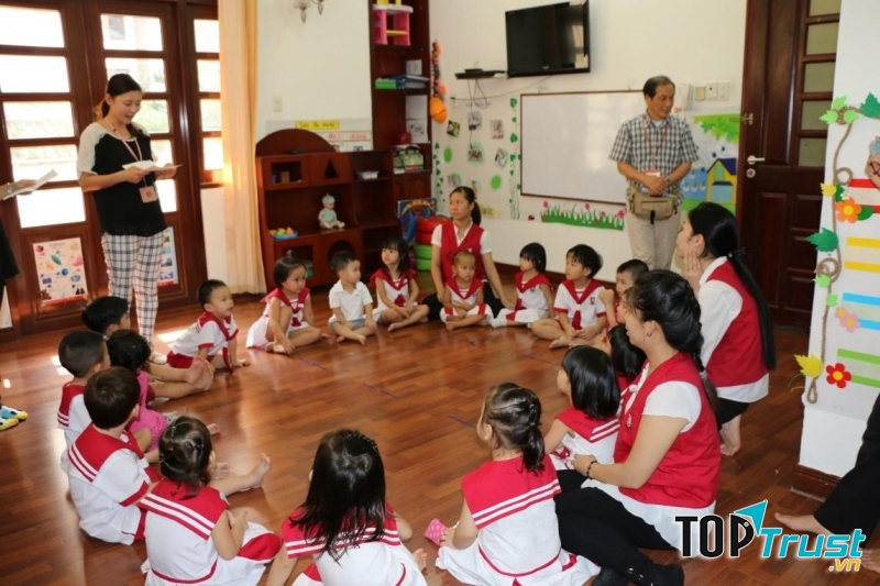 Cô và trò trường Mầm non Sân Lá Cọ