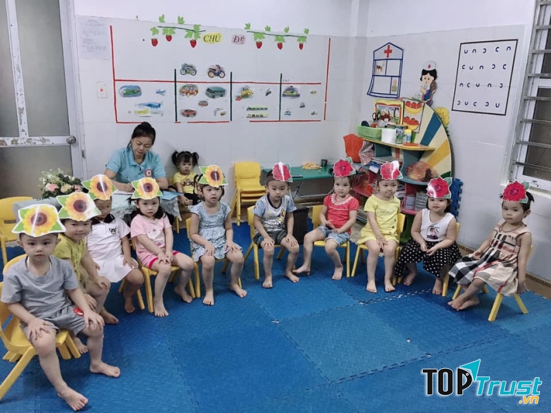 Phòng học rộng rãi, thoáng mát, với hệ thống điều hòa và các trang thiết bị hiện đại cùng các giáo cụ hỗ trợ tối đa cho chương trình học và phương pháp montesseri