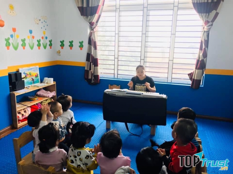Các bé được học cả các môn năng khiếu ở lớp như múa, đàn, hát,...