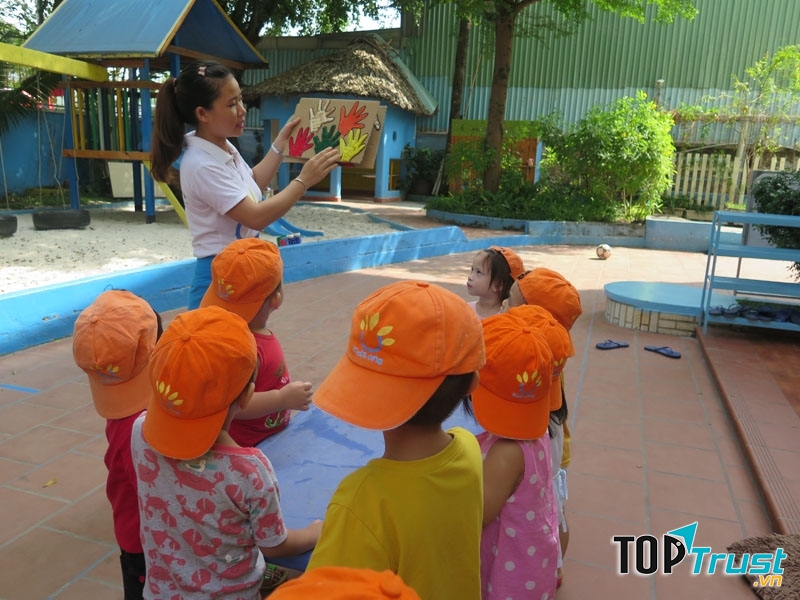 Trẻ được học tập, vui chơi cùng cô và các bạn