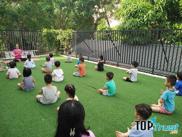 Lớp học yoga cho bé