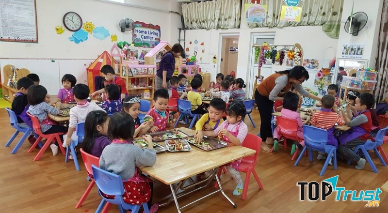 Trường Mầm non Thăng Long Kidsmart các giáo viên tận tình chăm sóc