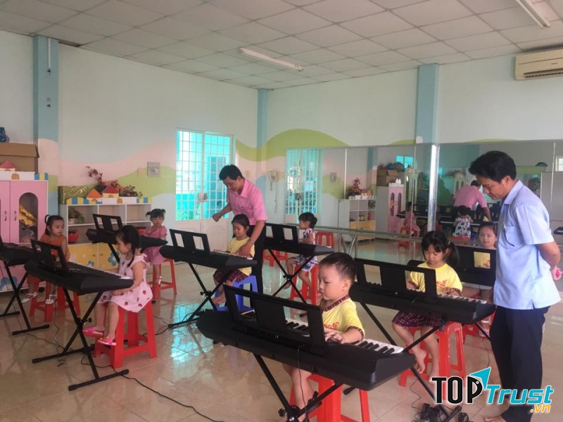 Cơ sở vật chất của trường đảm bảo hiện đại, đầy đủ cho các bé học tập và vui chơi