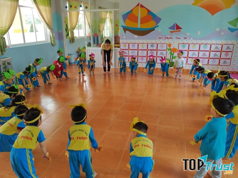 Đội ngũ giáo viên của trường được đào tạo chuyên môn cao, năng động, yêu nghề, yêu trẻ, thường xuyên được cập nhật kiến thức và kỹ năng mới