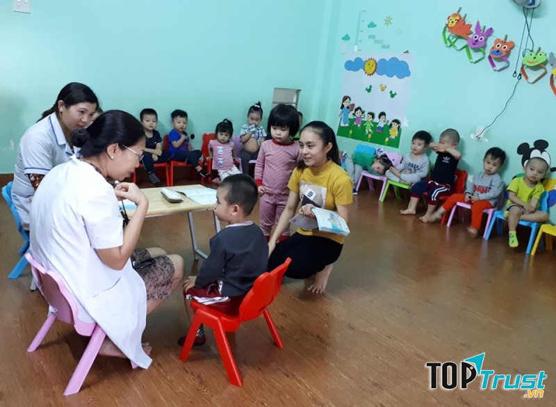 Các bé được khám sức khỏe định kỳ