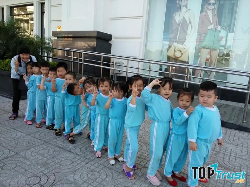 Lịch học hàng ngày được soạn đảm bảo sự cân bằng giữa các hoạt động tĩnh và động cũng như thời gian ăn uống, ngủ trưa và chơi ngoài trời. các hoạt động được thực hiện theo nhóm hoặc cá nhân