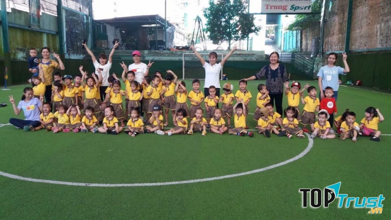 Các bé được đi chơi ngoài giờ học