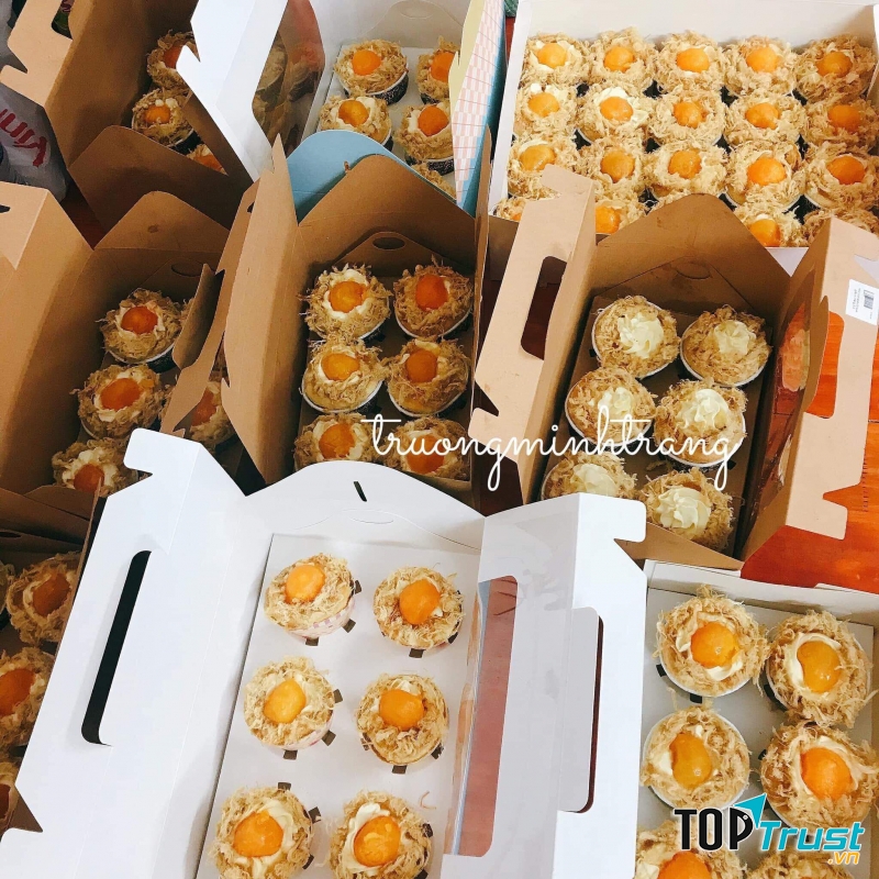 Hộp bánh được trình bày đẹp mắt