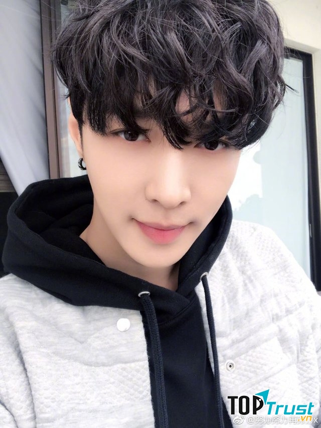 Anh là thành viên chính thức thứ năm của EXO