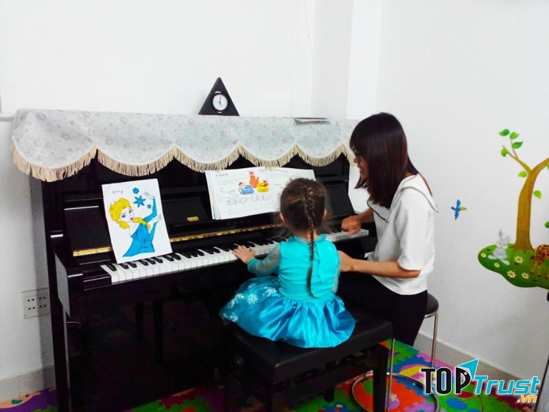 Cô dạy bé tại lớp