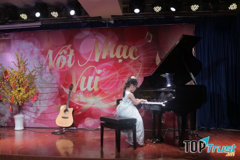 Bé biểu diễn đàn piano