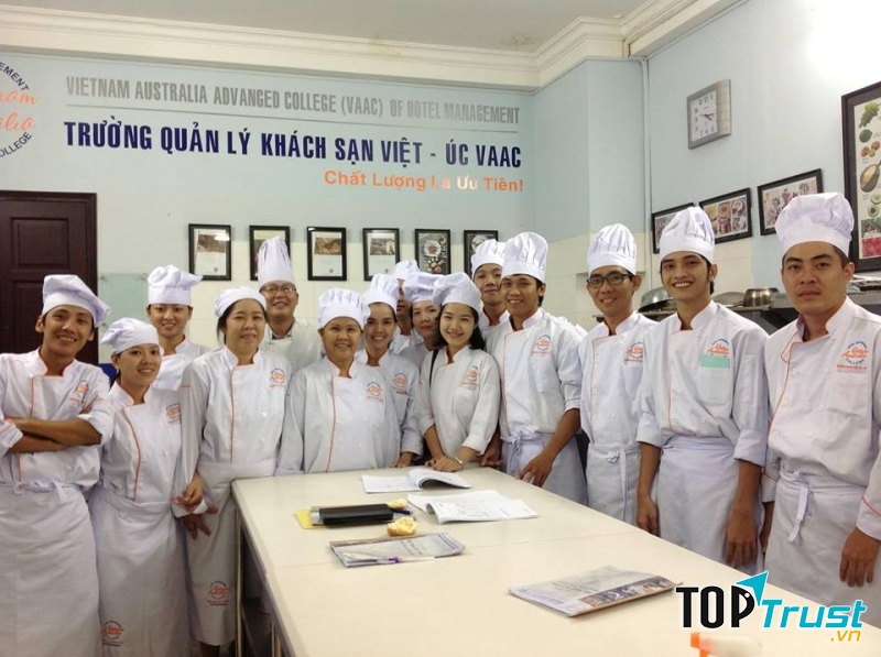 Trường Quản lý Khách sạn Việt – Úc còn mở thêm lớp giảng dạy về kỹ thuật biểu diễn chuyên nghiệp cho những ai yêu thích bộ môn hoa mỹ này