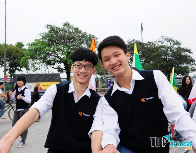 Đồng phục học sinh Trường THPT Anhxtanh