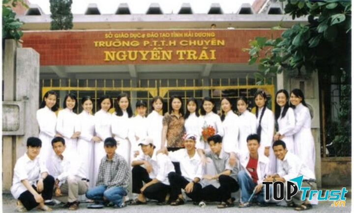 Lớp chuyên Sinh khóa 1999 - 2002 chụp ngày ra trường 05/2002