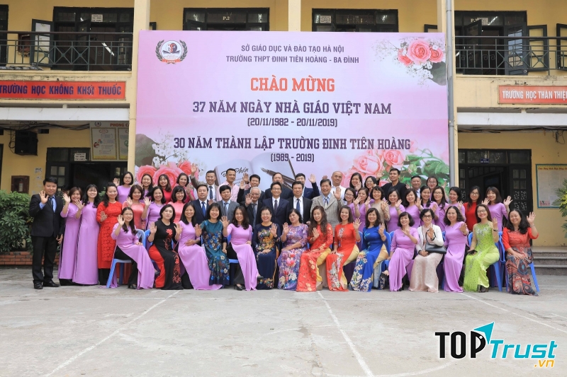 Bộ trưởng Giáo dục Đan Mạch cùng học sinh trường THPT Đinh Tiên Hoàng