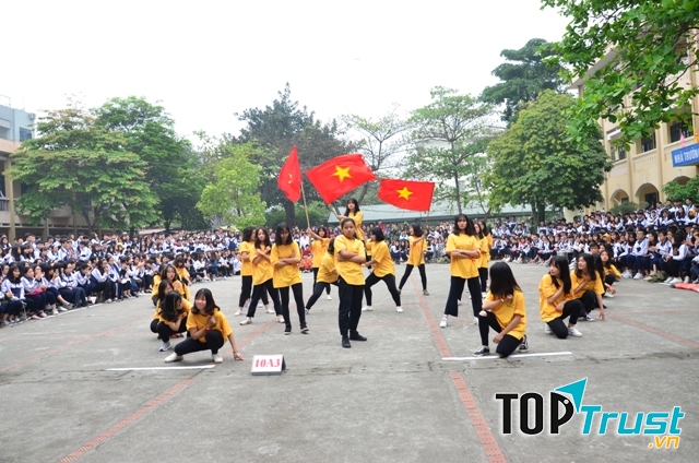 Học sinh biểu diễn văn nghệ chào mừng ngày 26/3