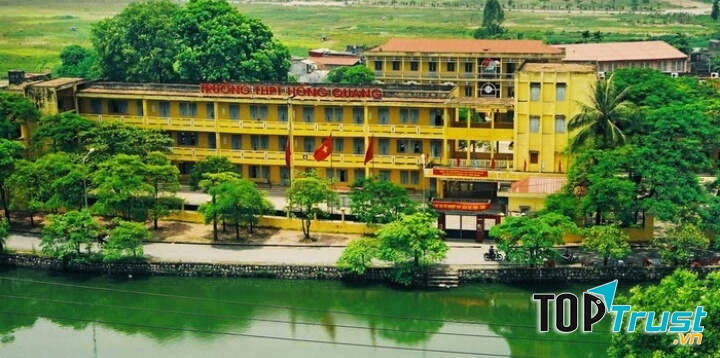 Toàn cảnh trường THPT Hồng Quang bên dòng sông thơ mộng tại số 1 Chương Dương, p.Trần Phú, Tp.Hải Dương