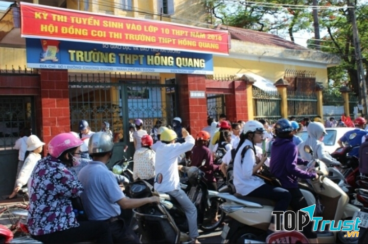 Không khí kì thi tuyển sinh vào lớp 10 tại điểm thi trường THPT Hồng Quang