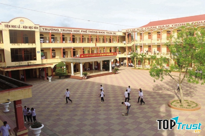 Thầy giáo Nguyễn Văn Đức - Hiệu trưởng nhà trường hướng dẫn học sinh thực hành.