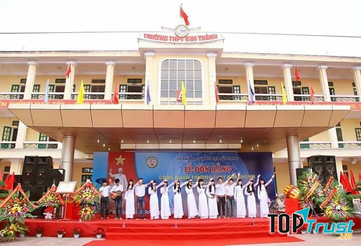 Học sinh biểu diễn văn nghệ nhân dịp trường THPT Kim Thành đón danh hiệu trường chuẩn quốc gia