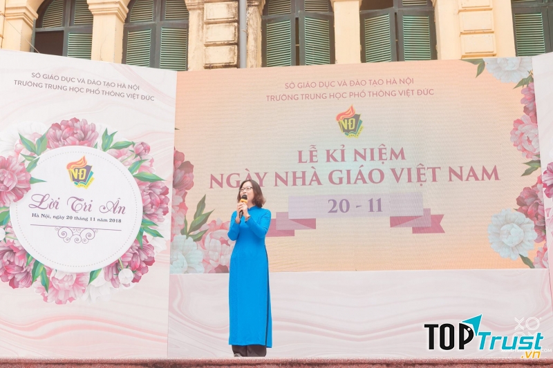 Cô giáo biểu diễn văn nghệ nhân ngày 20/11