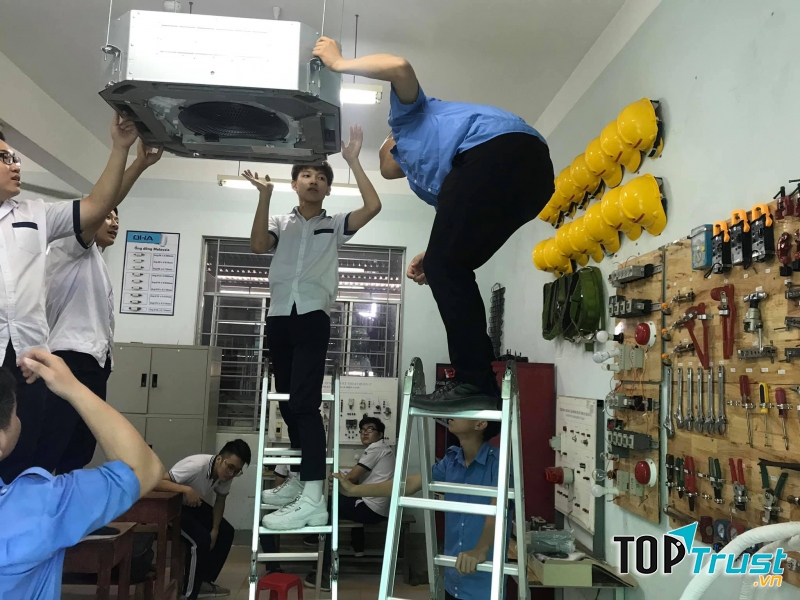 Trường trung cấp kinh tế kỹ thuật quận 12