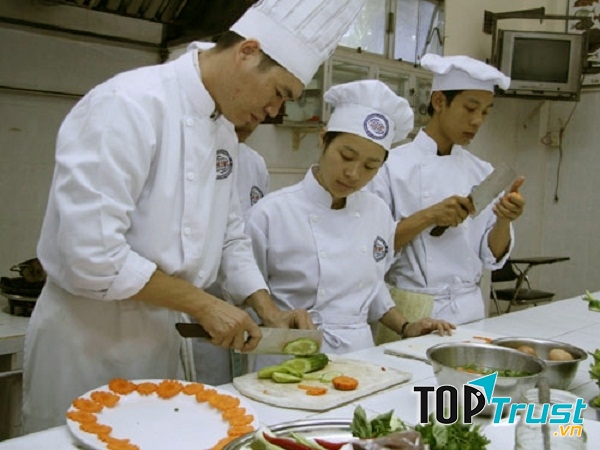 Giờ thực hành của thầy trò trường Trung cấp Quốc Tế Khôi Việt