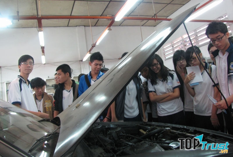 Trường trung cấp nghề kỹ thuật công nghệ Hùng Vương