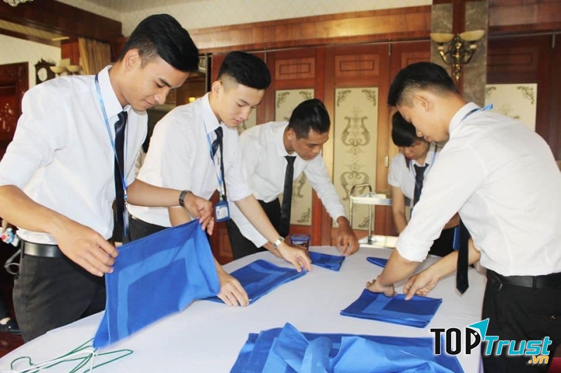 Học viên Trường trung cấp Việt Giao trong giờ học thực hành