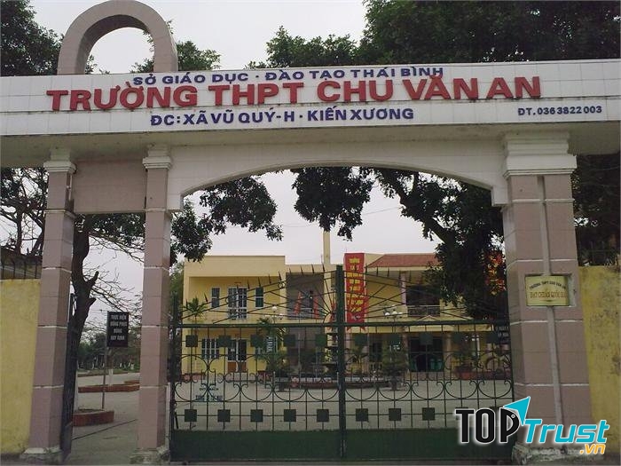 Cổng trường Trung học phổ thông Chu Văn An