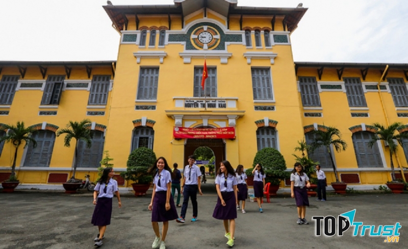 Đồng phục học sinh Trường Trung học phổ thông Nguyễn Thị Minh Khai