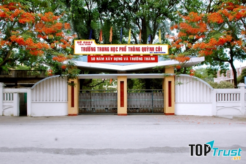 Cổng trường Trung học phổ thông Quỳnh Côi