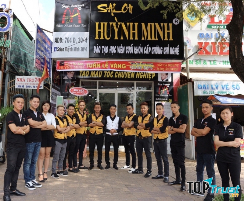 Salon tóc Huỳnh Minh chăm sóc tóc chuyên nghiệp dành cho nam giới