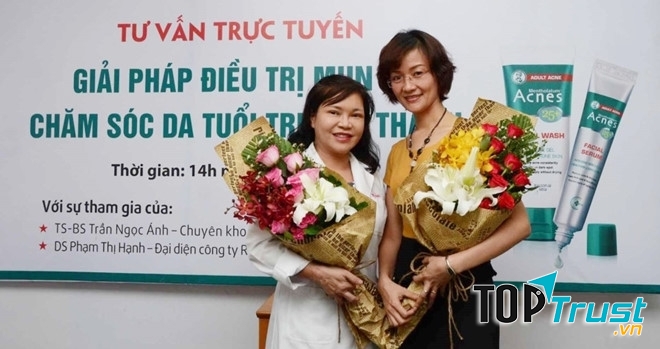TS.BS. Trần Ngọc Ánh (bên trái)