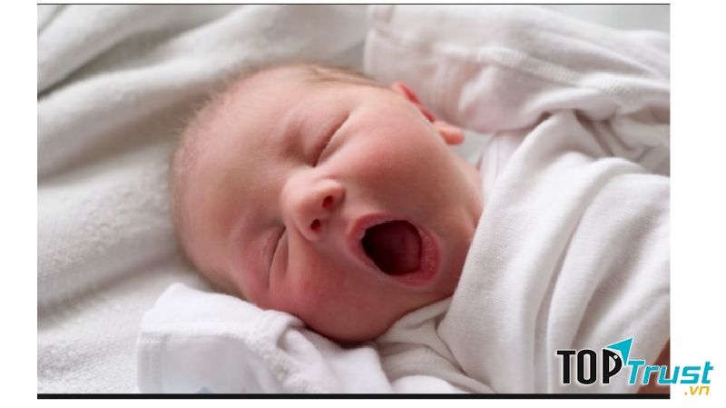 Trẻ tự ăn lông trên cơ thể trước khi chào đời