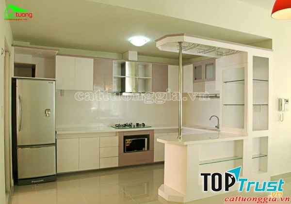Tủ bếp hiện đại có vách ngăn
