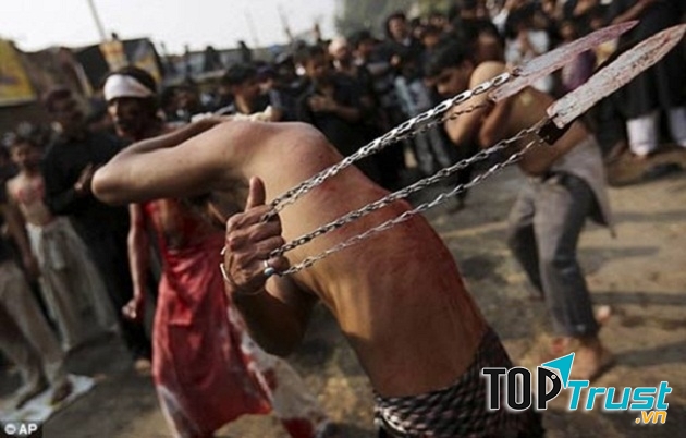 Một tín đồ Hồi giáo dòng Shiite sùng đạo tự tra tấn chính mình bằng dây xích buộc dao nhọn ở phần đầu