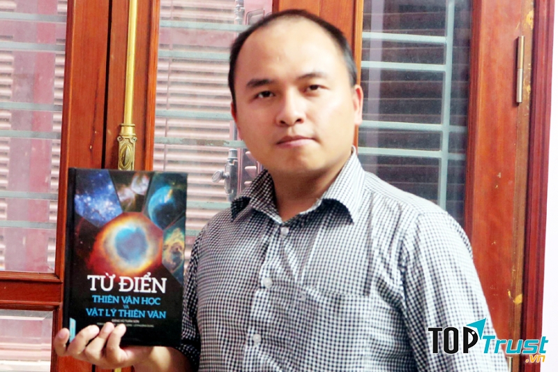 Cuốn “Từ điển thiên văn học và vật lý thiên văn” là cuốn từ điển thiên văn bán chạy nhất hiện nay, là công cụ hữu hiệu hỗ trợ các nhà thiên văn học và những người đam mê thiên văn.